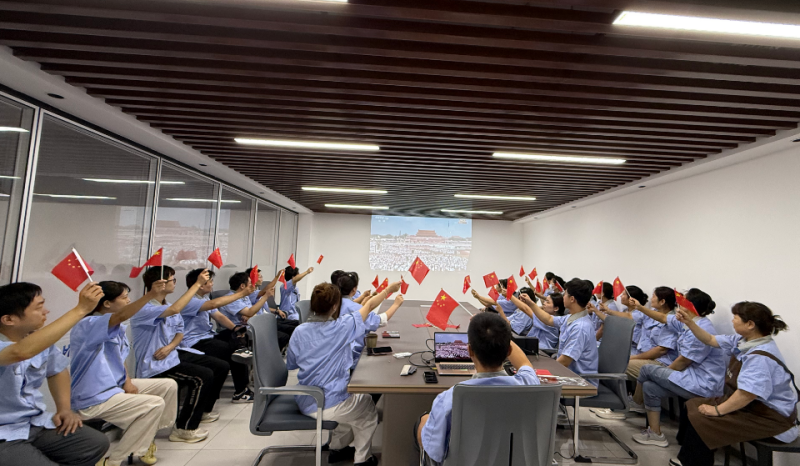 九三閱兵展現(xiàn)強軍風(fēng)采，全體員工共抒家國情懷